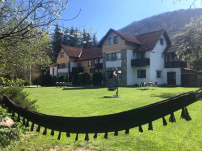  Garden Retreat  Замок Бран